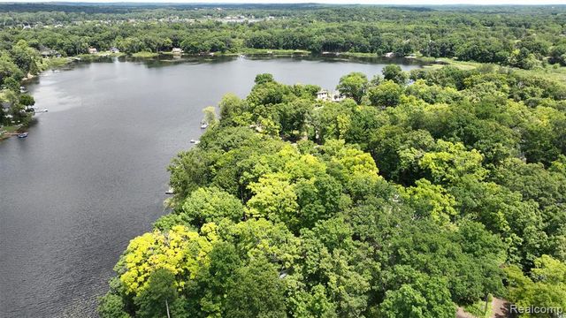 3057 Hillside Drive, Milford, MI 48380