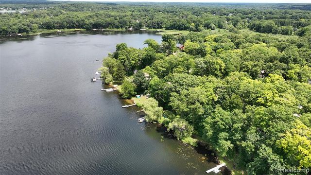 3057 Hillside Drive, Milford, MI 48380