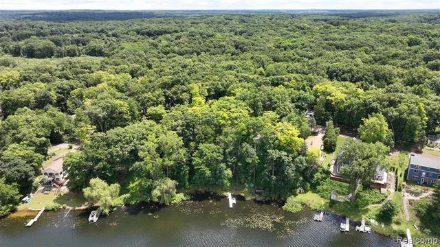 3057 Hillside Drive, Milford, MI 48380
