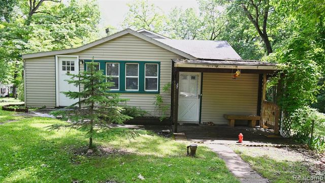 3057 Hillside Drive, Milford, MI 48380