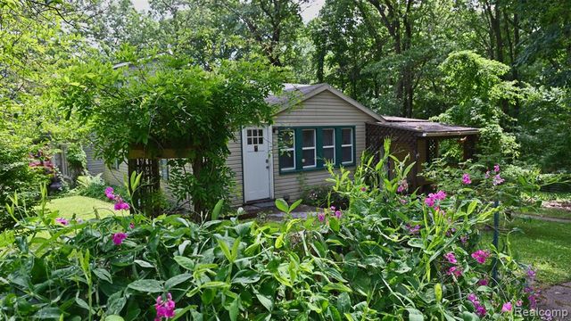 3057 Hillside Drive, Milford, MI 48380