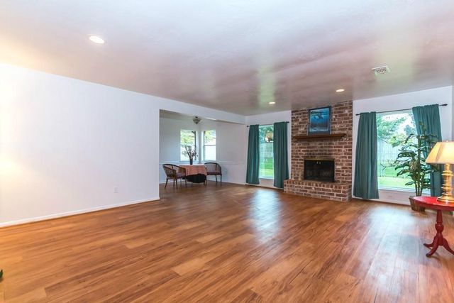 805 Thornwood Drive, Shenandoah, TX 77381