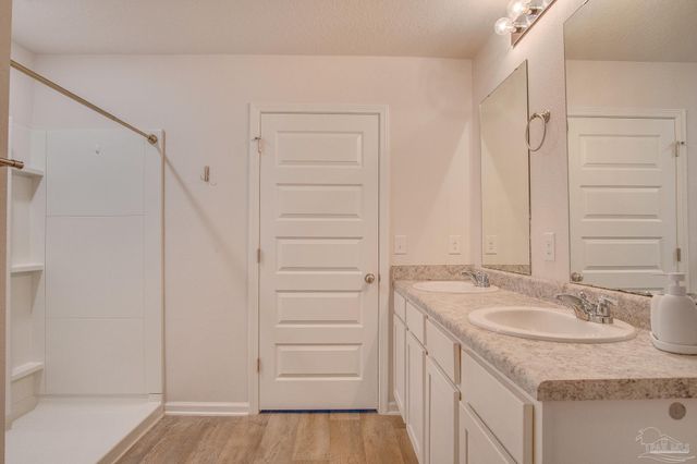 10589 Queens Gate Cir, Pensacola, FL 32506