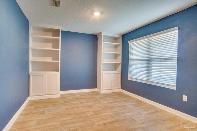 10589 Queens Gate Cir, Pensacola, FL 32506