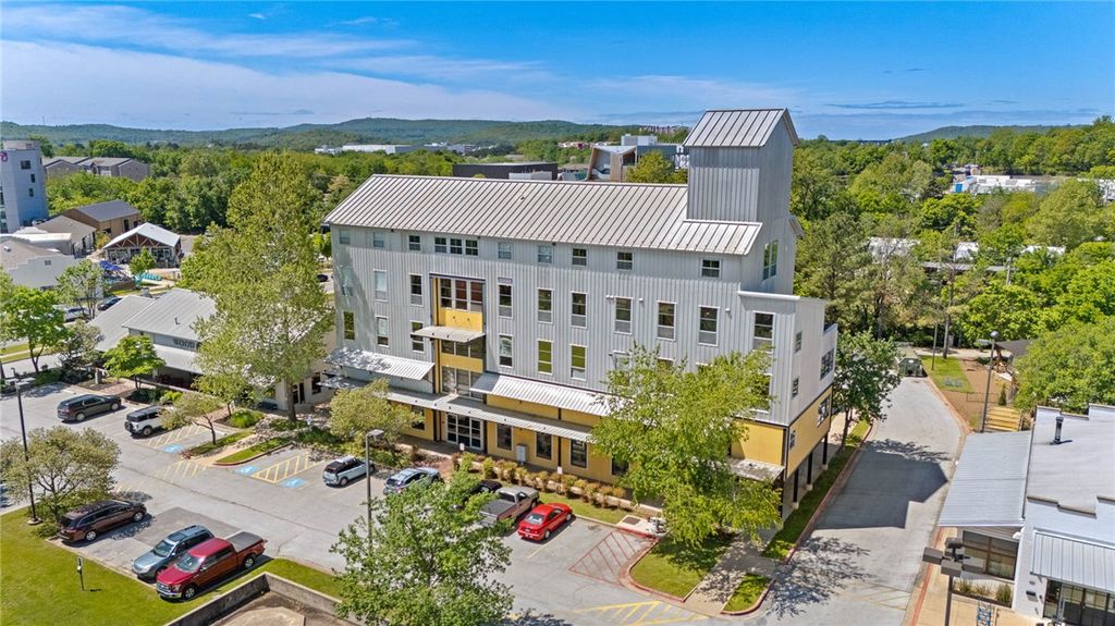 525 S School 430, Fayetteville, AR 72701