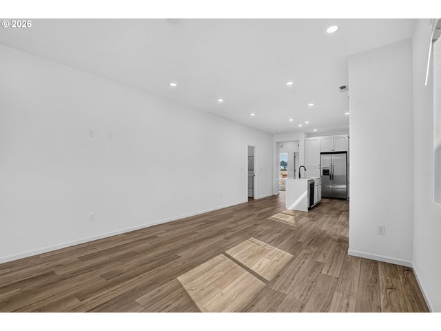 1005 Drake Ln HS17, Woodburn, OR 97071