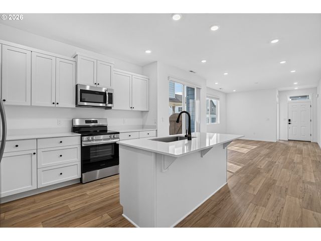 1005 Drake Ln HS17, Woodburn, OR 97071