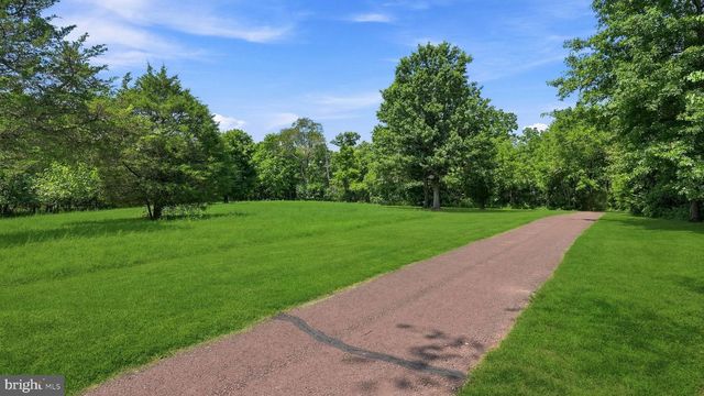 381 MANOR CIR, Harleysville, PA 19438