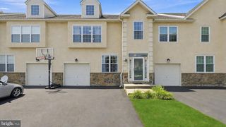 381 MANOR CIR, Harleysville, PA 19438