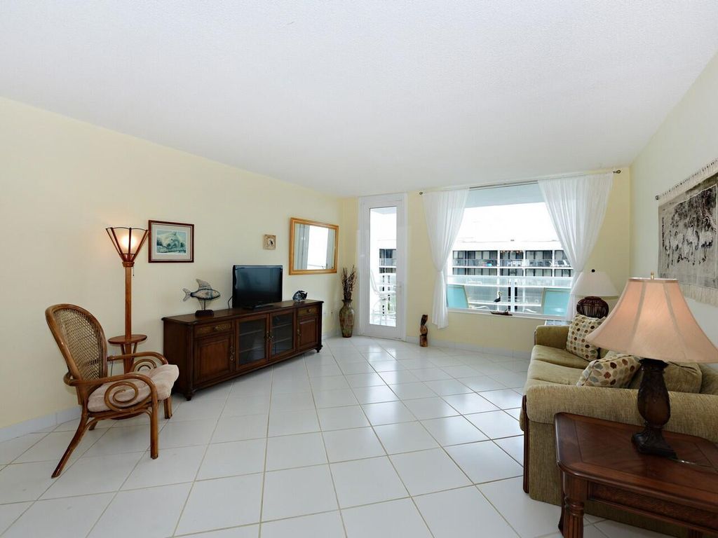 Image 10 of property listing at 3450 S Ocean Boulevard 602, Palm Beach, FL 33480