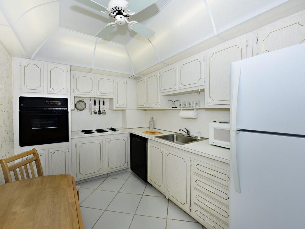 Image 12 of property listing at 3450 S Ocean Boulevard 602, Palm Beach, FL 33480