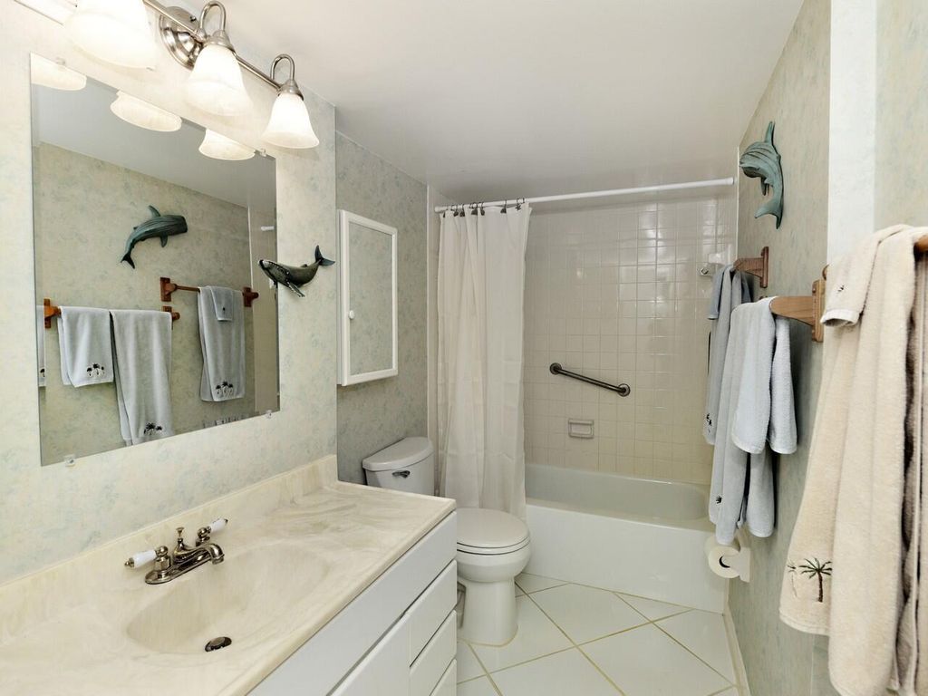 Image 16 of property listing at 3450 S Ocean Boulevard 602, Palm Beach, FL 33480