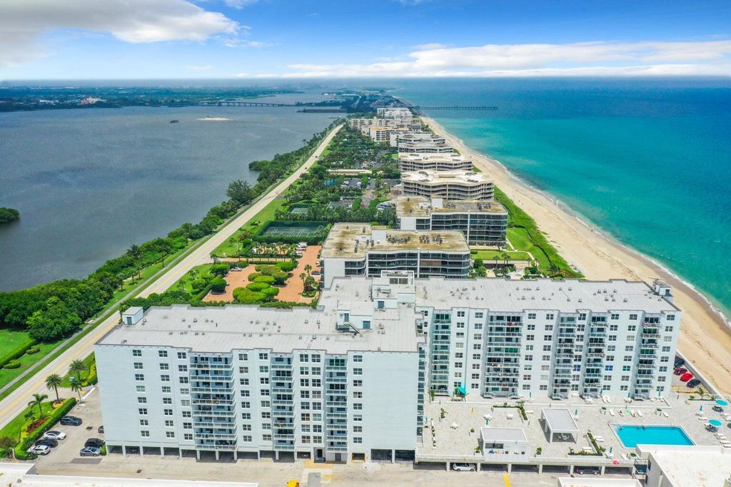 Image 4 of property listing at 3450 S Ocean Boulevard 602, Palm Beach, FL 33480