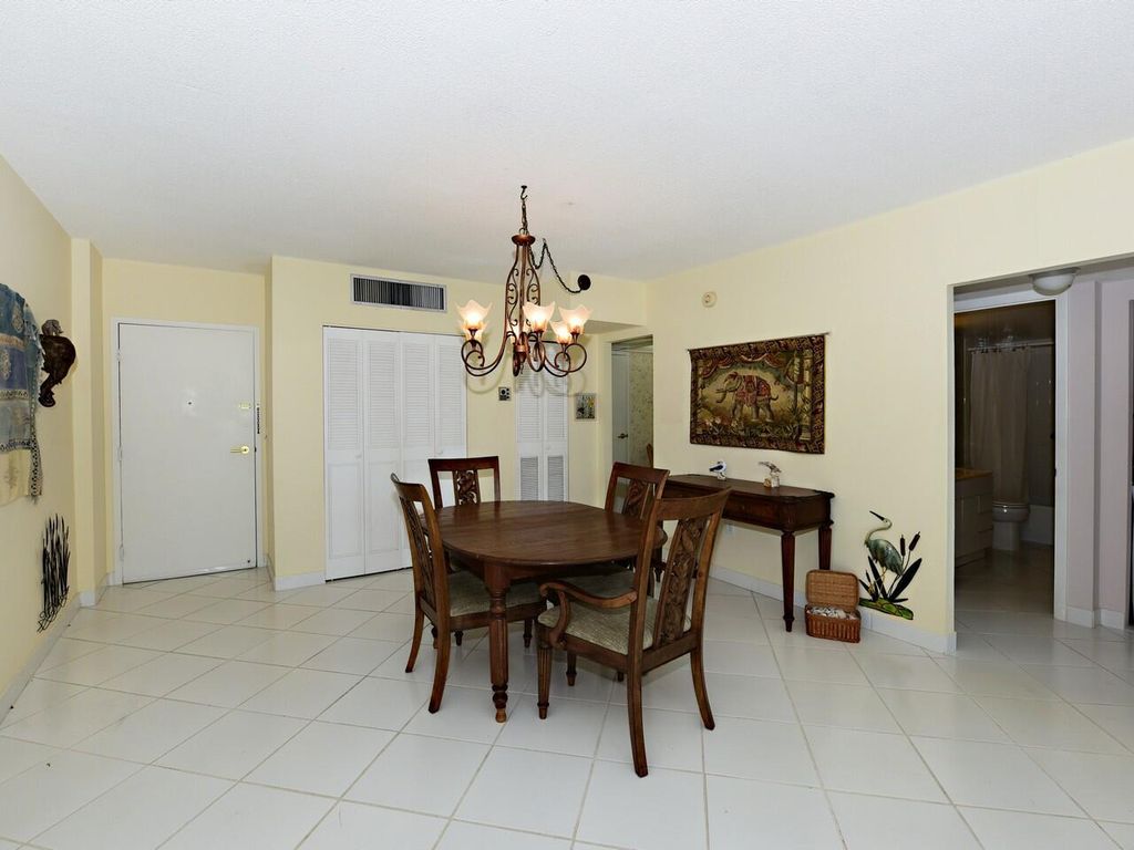 Image 8 of property listing at 3450 S Ocean Boulevard 602, Palm Beach, FL 33480