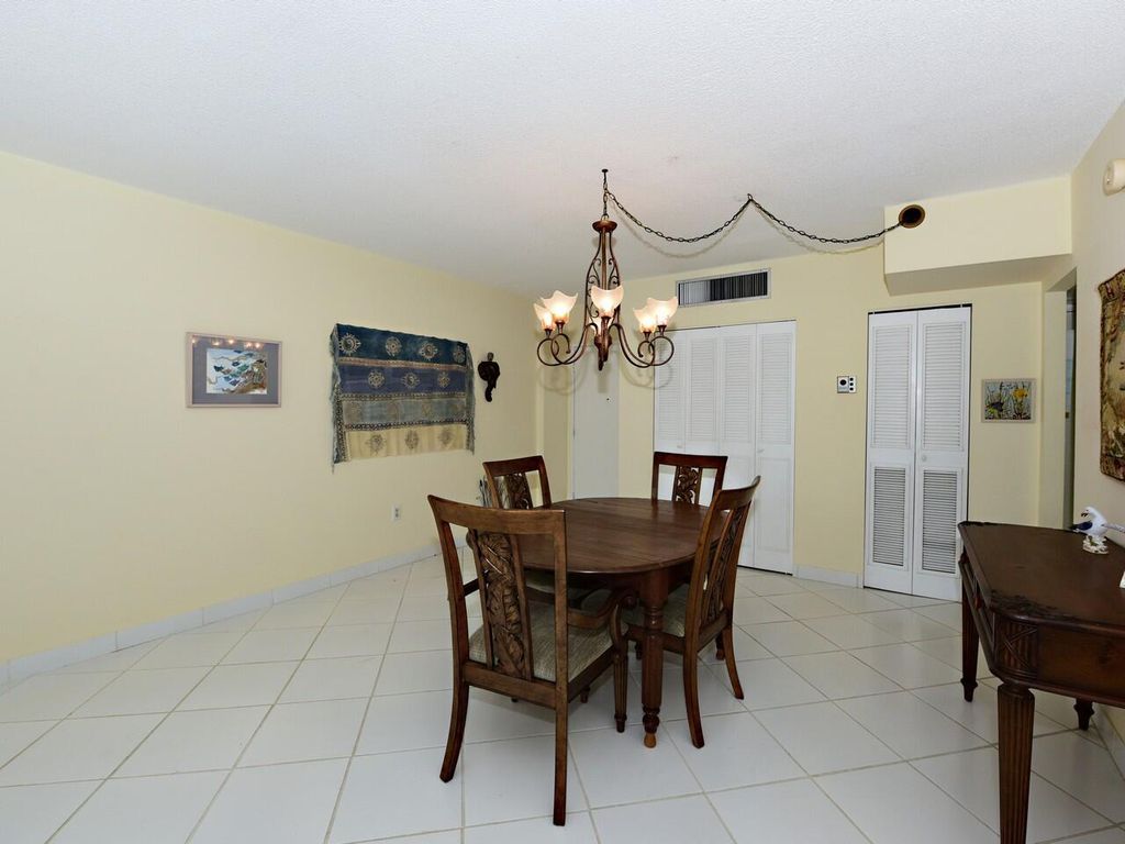 Image 9 of property listing at 3450 S Ocean Boulevard 602, Palm Beach, FL 33480