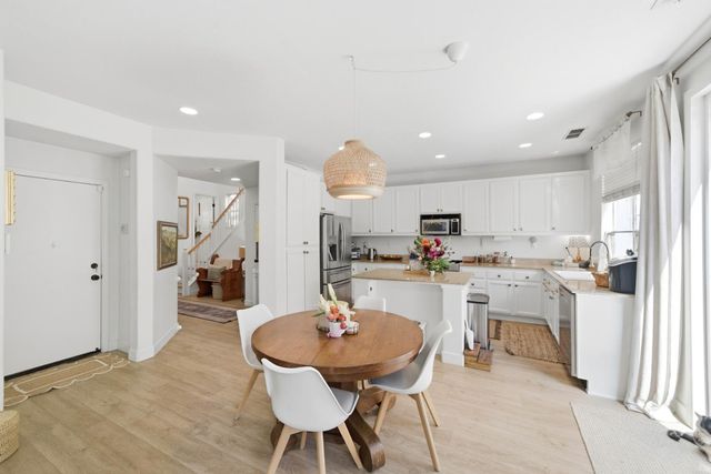 390 Soaring Hawk Ln, Sacramento, CA 95833