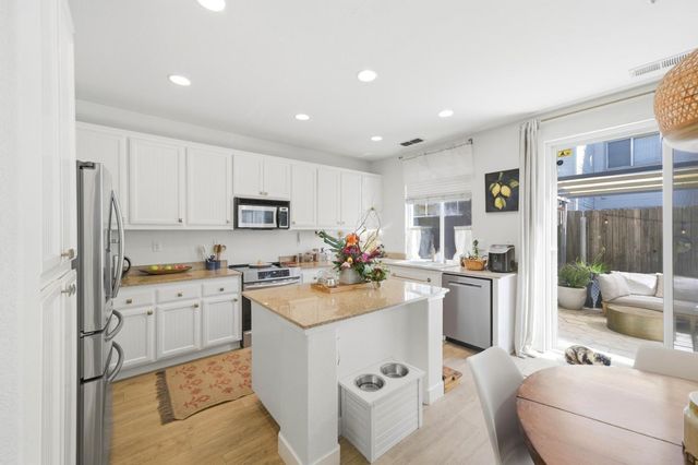 390 Soaring Hawk Ln, Sacramento, CA 95833