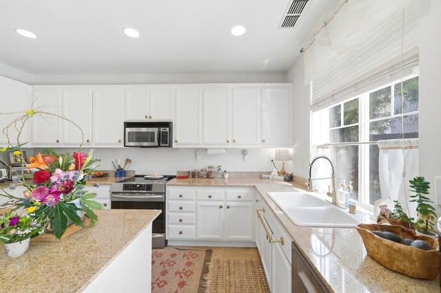 390 Soaring Hawk Ln, Sacramento, CA 95833