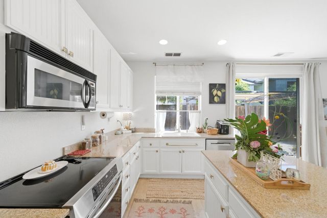 390 Soaring Hawk Ln, Sacramento, CA 95833