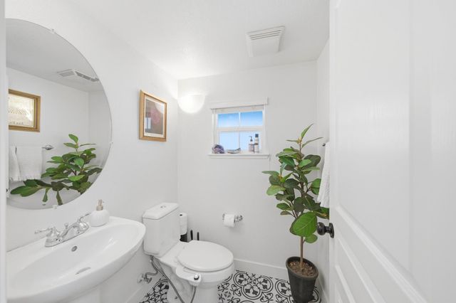 390 Soaring Hawk Ln, Sacramento, CA 95833
