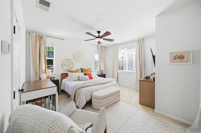 390 Soaring Hawk Ln, Sacramento, CA 95833