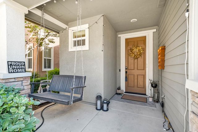 390 Soaring Hawk Ln, Sacramento, CA 95833