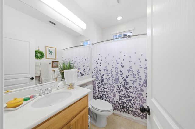 390 Soaring Hawk Ln, Sacramento, CA 95833