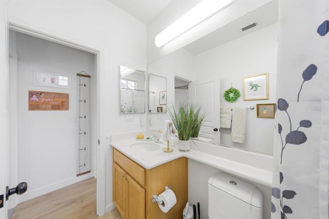390 Soaring Hawk Ln, Sacramento, CA 95833