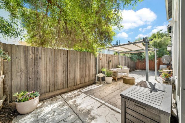390 Soaring Hawk Ln, Sacramento, CA 95833