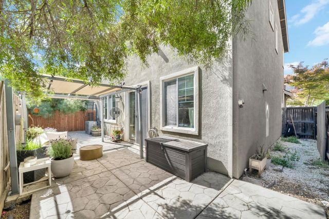 390 Soaring Hawk Ln, Sacramento, CA 95833