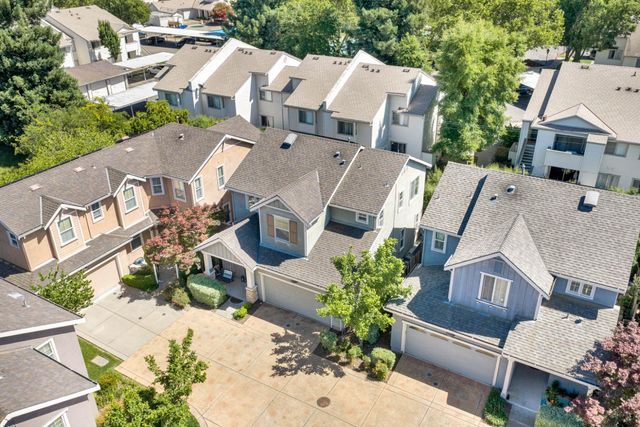 390 Soaring Hawk Ln, Sacramento, CA 95833