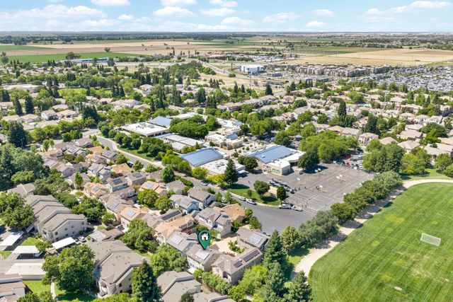 390 Soaring Hawk Ln, Sacramento, CA 95833