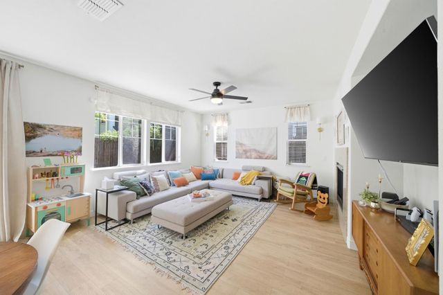 390 Soaring Hawk Ln, Sacramento, CA 95833