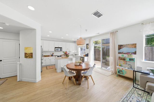 390 Soaring Hawk Ln, Sacramento, CA 95833