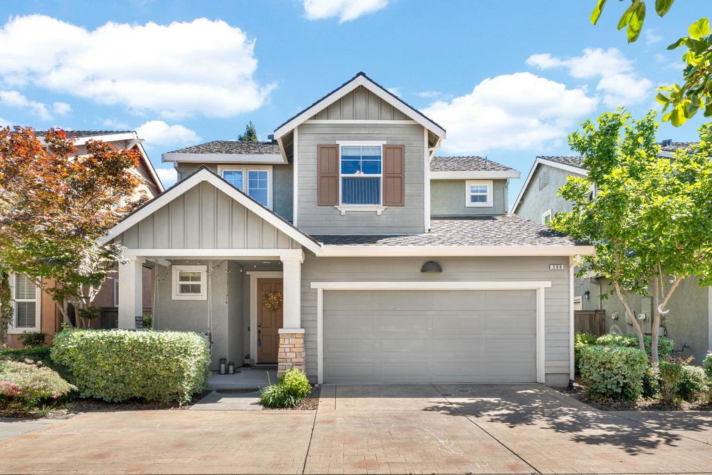 390 Soaring Hawk Ln, Sacramento, CA 95833