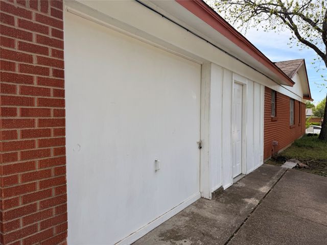 1701 Warren Lane, Fort Worth, TX 76112