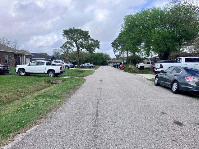 1313 N Noble Road, Texas City, TX 77591