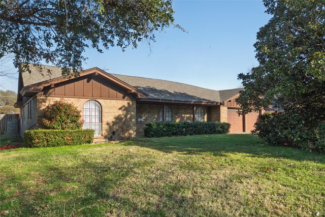 6236 Trail Lake Drive, Fort Worth, TX 76133