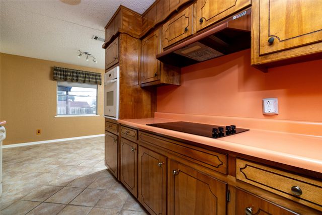 6236 Trail Lake Drive, Fort Worth, TX 76133