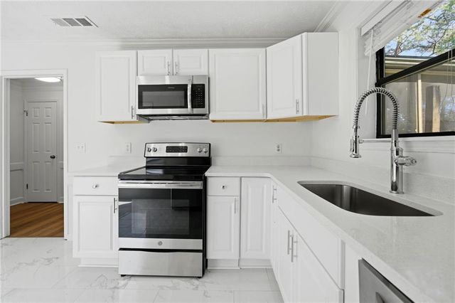 129 Sandalwood Cir, Lawrenceville, GA 30046