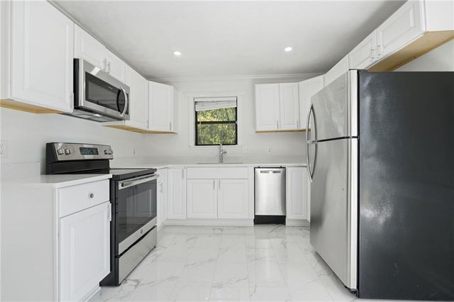 129 Sandalwood Cir, Lawrenceville, GA 30046