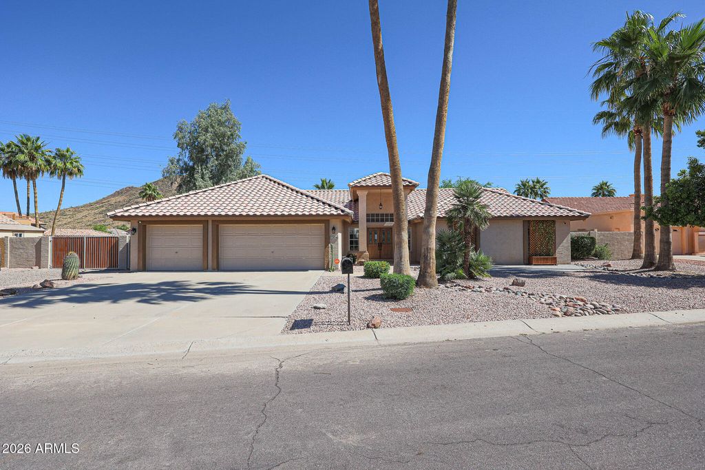 5542 W NORTHWOOD Drive, Glendale, AZ 85310 — photo 2