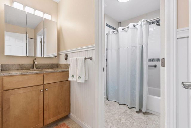 6050 Chasewood Parkway 202, Hopkins, MN 55343