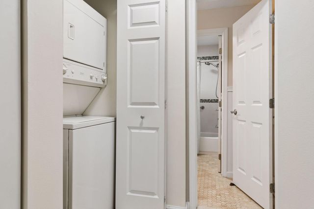 6050 Chasewood Parkway 202, Hopkins, MN 55343