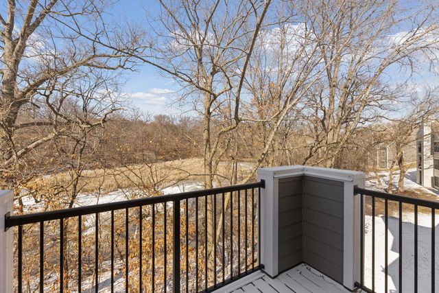 6050 Chasewood Parkway 202, Hopkins, MN 55343