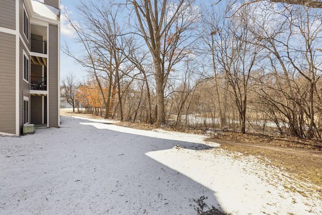 6050 Chasewood Parkway 202, Hopkins, MN 55343