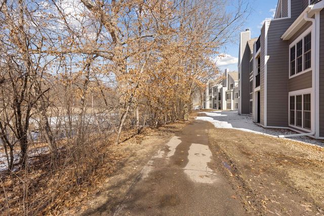 6050 Chasewood Parkway 202, Hopkins, MN 55343