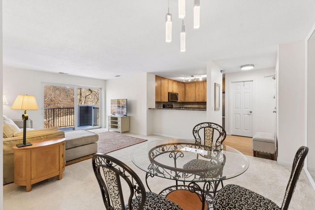 6050 Chasewood Parkway 202, Hopkins, MN 55343