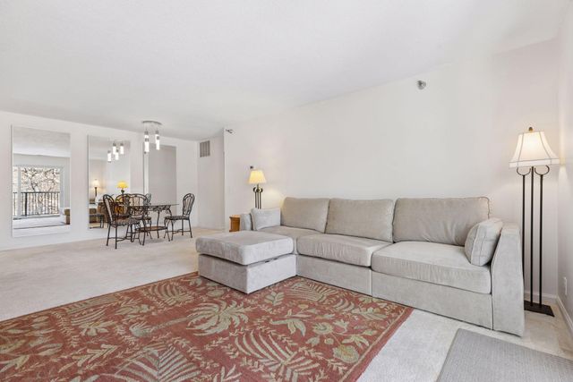 6050 Chasewood Parkway 202, Hopkins, MN 55343