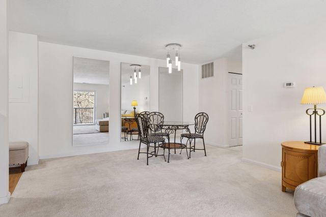 6050 Chasewood Parkway 202, Hopkins, MN 55343